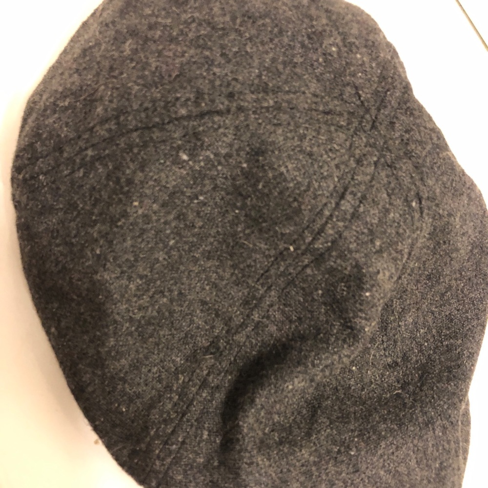 Gray wool/poly newsboy cap.